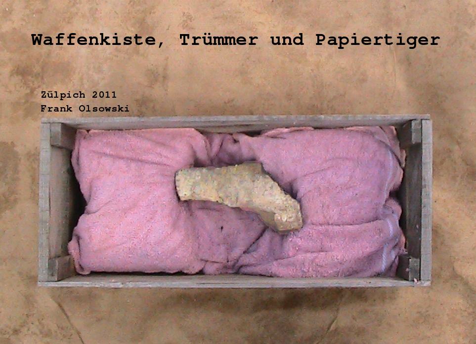 Ausstellungsbild zur Installation waffenkisten, Trümmer und Papiertiger